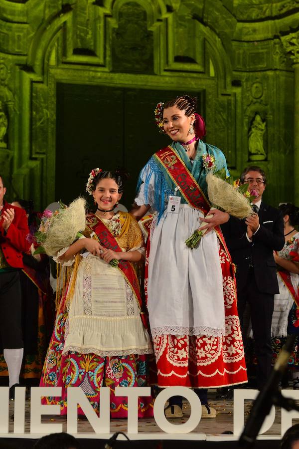 Laura Navarro Lizán, de la peña El Pimiento, se hace con la corona de azahar, mientras que Alba Ros Ruiz, de la peña San Isidro-La Panocha, es elegida Reina Infantil, en una gala en la plaza Belluga de Murcia
