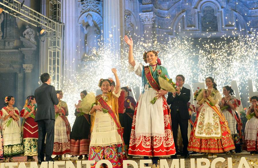 Laura Navarro Lizán, de la peña El Pimiento, se hace con la corona de azahar, mientras que Alba Ros Ruiz, de la peña San Isidro-La Panocha, es elegida Reina Infantil, en una gala en la plaza Belluga de Murcia