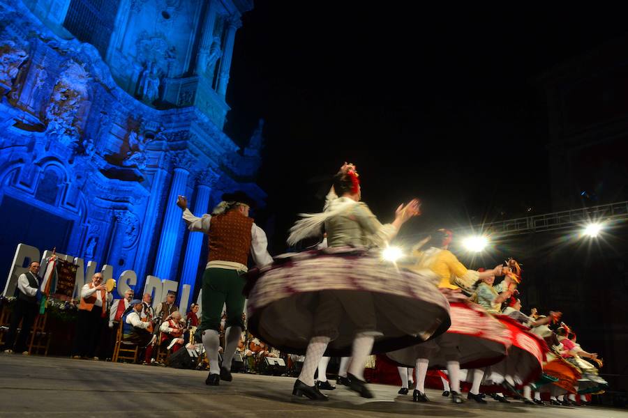 Laura Navarro Lizán, de la peña El Pimiento, se hace con la corona de azahar, mientras que Alba Ros Ruiz, de la peña San Isidro-La Panocha, es elegida Reina Infantil, en una gala en la plaza Belluga de Murcia