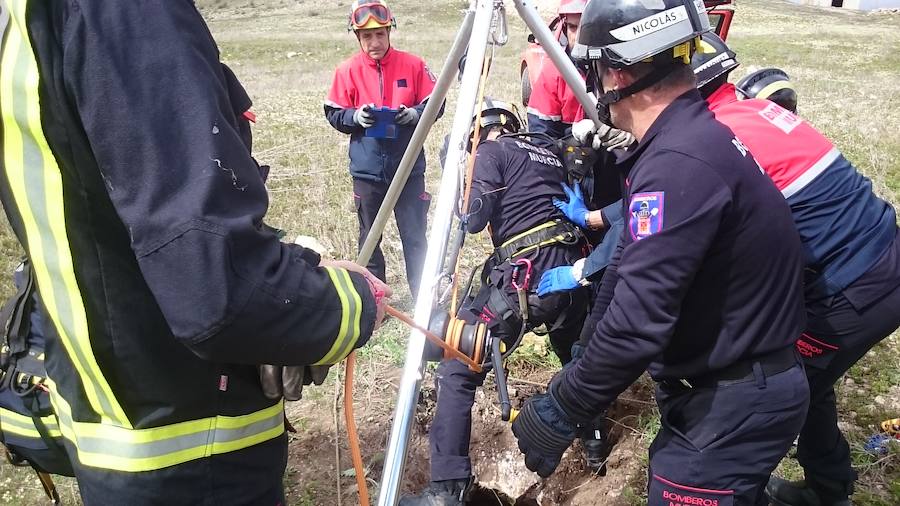 Efectivos voluntarios del cuerpo de bomberos de Murcia se han desplazado hasta la provincia de Almería para tratar de encontrar al pequeño