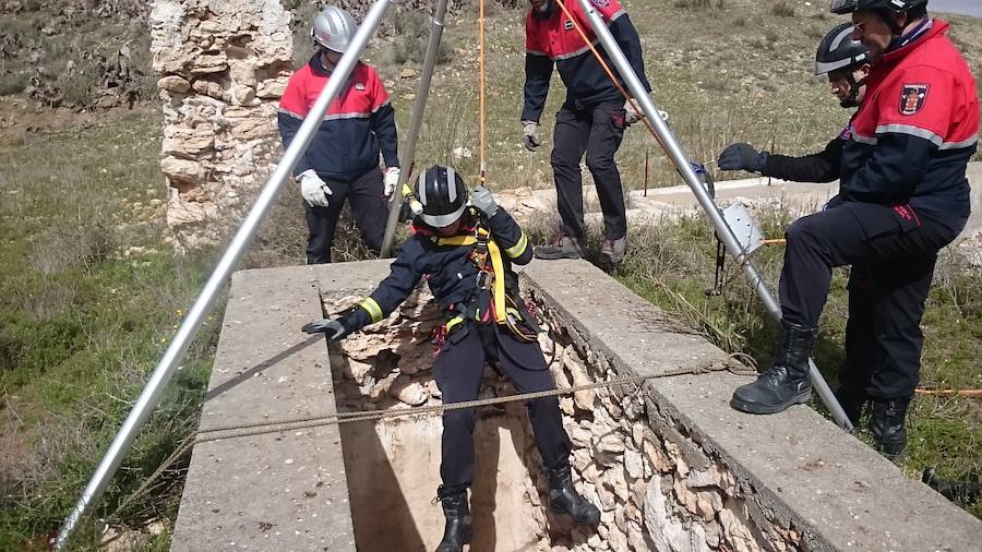 Efectivos voluntarios del cuerpo de bomberos de Murcia se han desplazado hasta la provincia de Almería para tratar de encontrar al pequeño