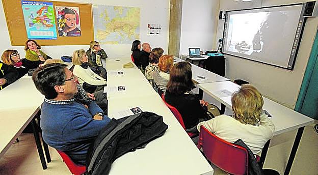 Los alumnos del taller Bazar de Cine, en el Ramón Alonso Luzzy, viendo 'Cinema Paradiso'.
