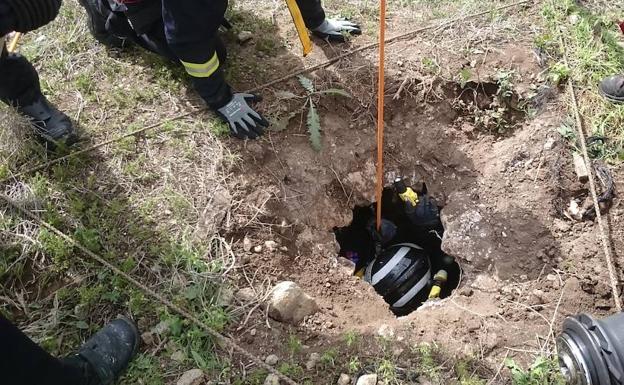 Galería. Un bombero se introduce en uno de los pozos