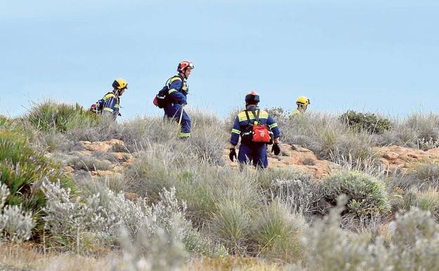 Personal de los Servicios de Emergencias y Protección Civil de Lorca peinan una loma con rachas de viento de cuarenta kilómetros por hora.