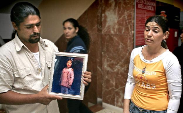 Los padres de Montse Fajardo, con una foto de la niña, de 7 años.