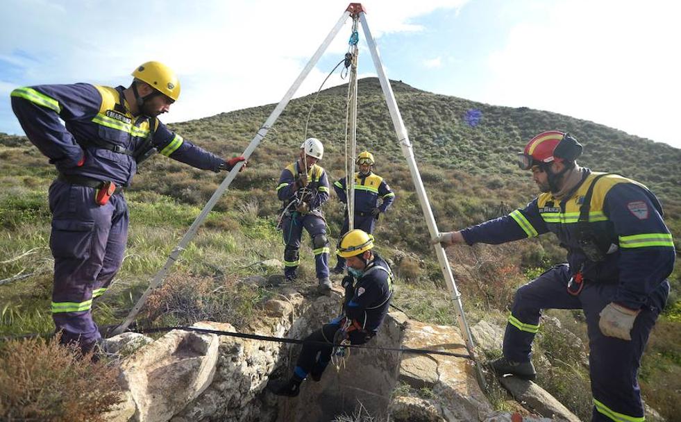 El Servicio de Emergencias y Protección Civil de Lorca inspeccionan un pozo localizado en las inmediaciones de la depuradora donde apareció la camiseta con ADN del pequeño Gabriel. 