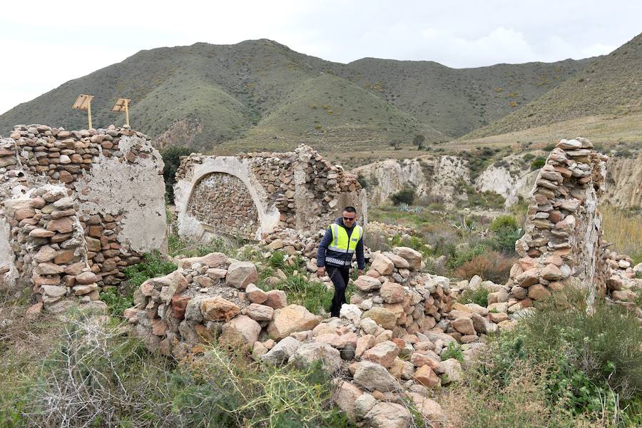 Un total de 169 efectivos de Bomberos, Policía Local, Protección Civil, Servicios de Emergencias y Policía Nacional de la Región acuden a Níjar, desde el pasado día 2, para trabajar voluntariamente en la búsqueda del niño desaparecido. ‘La Verdad’ les acompañó en el rastreo