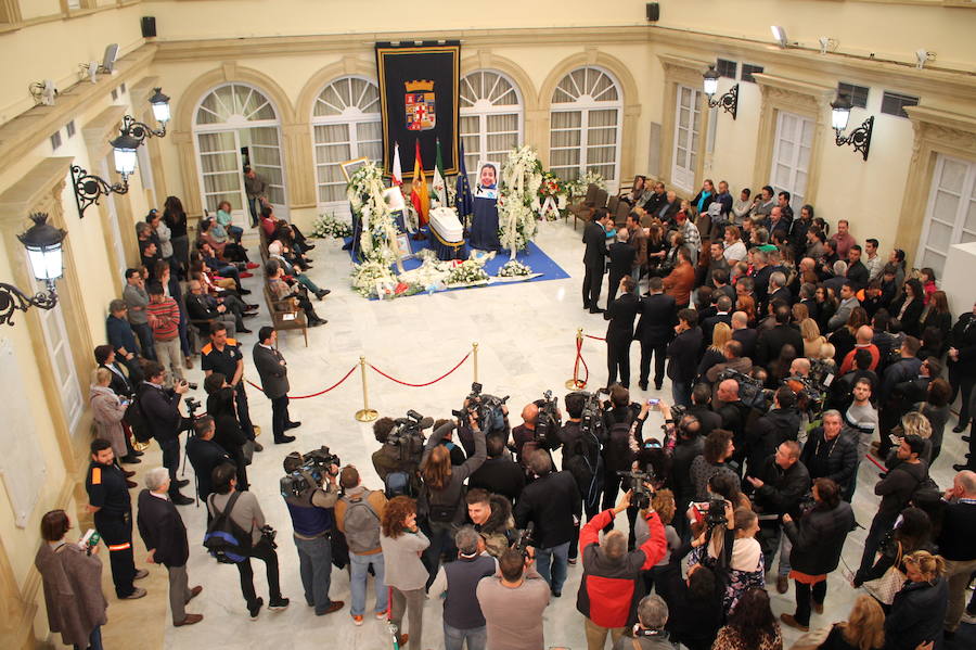 La capilla ardiente de Gabriel Cruz, instalada en el Palacio Provincial de la Diputación de Almería, ha abierto esta tarde sus puertas para que todo aquel que lo desee pueda acompañar a la familia del pequeño, cuyo cadáver fue hallado ayer en el maletero del vehículo de la pareja de su padre.