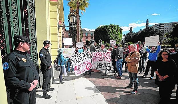Protesta por la supresión de dos líneas de autobús