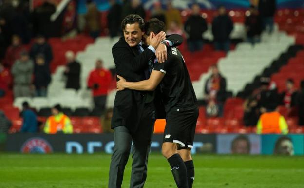 Vincenzo Montella se abraza con Ben Yedder, autor de los dos tantos del Sevilla en Old Trafford. 