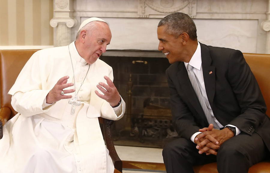 El papa Francisco conversa con el presidente de Estados Unidos, Barack Obama (dcha), durante la reunión que han mantenido en el Despacho Oval de la Casa Blanca, Washington, EE.UU., el 23 de septiembre del 2015. 