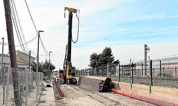 Una máquina pilota barras de acero en la zona donde estará la rampa del soterramiento, en Senda de los Garres.