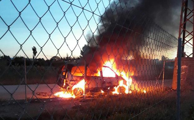 Arde un coche en la mota del río que había sido robado en Rincón de Seca