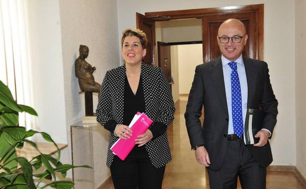 Noelia Arroyo y Juan Hernández, este miércoles en la rueda de prensa del Consejo de Gobierno. 