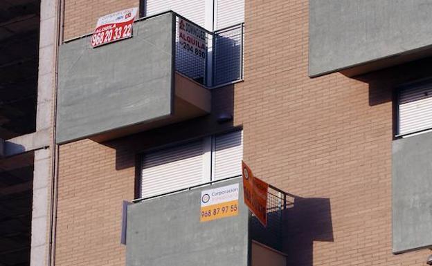 Dos pisos se venden y se alquilan, respectivamente, en un edificio en Juan de Borbón.