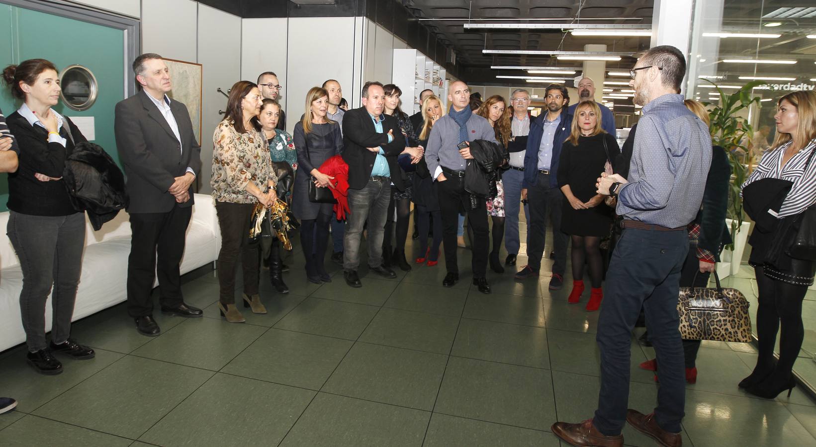 La novena edición del concurso, presentada ayer por la consejera en ‘La Verdad’, amplía el plazo de inscripción hasta el 22 de marzo