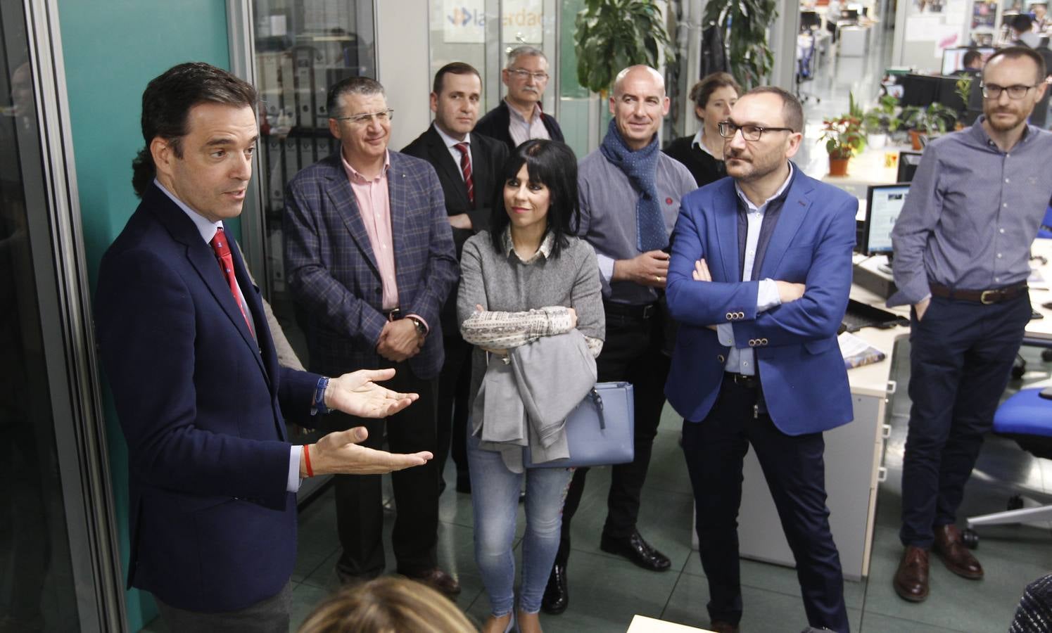 La novena edición del concurso, presentada ayer por la consejera en ‘La Verdad’, amplía el plazo de inscripción hasta el 22 de marzo