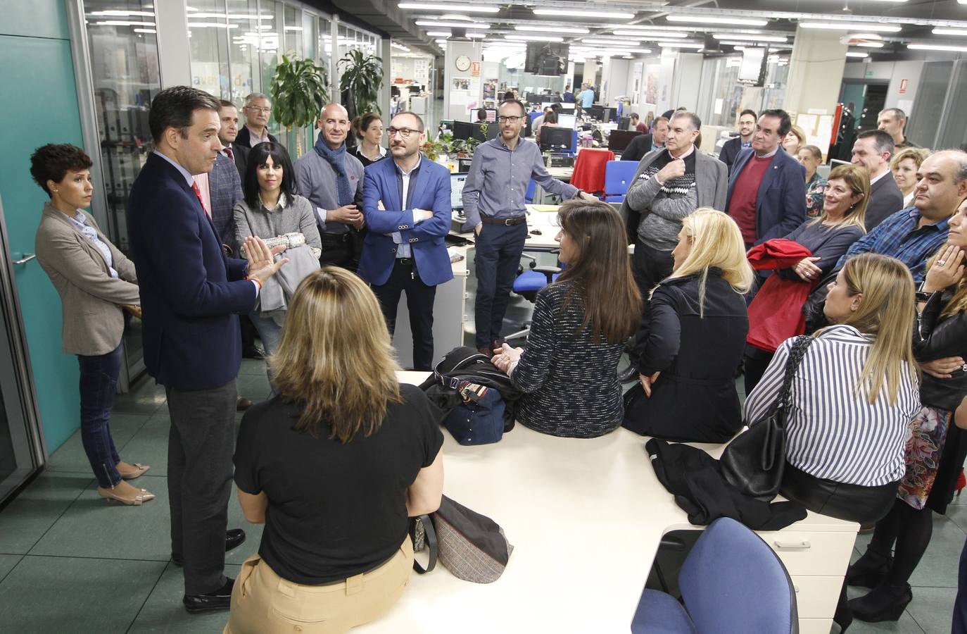 La novena edición del concurso, presentada ayer por la consejera en ‘La Verdad’, amplía el plazo de inscripción hasta el 22 de marzo