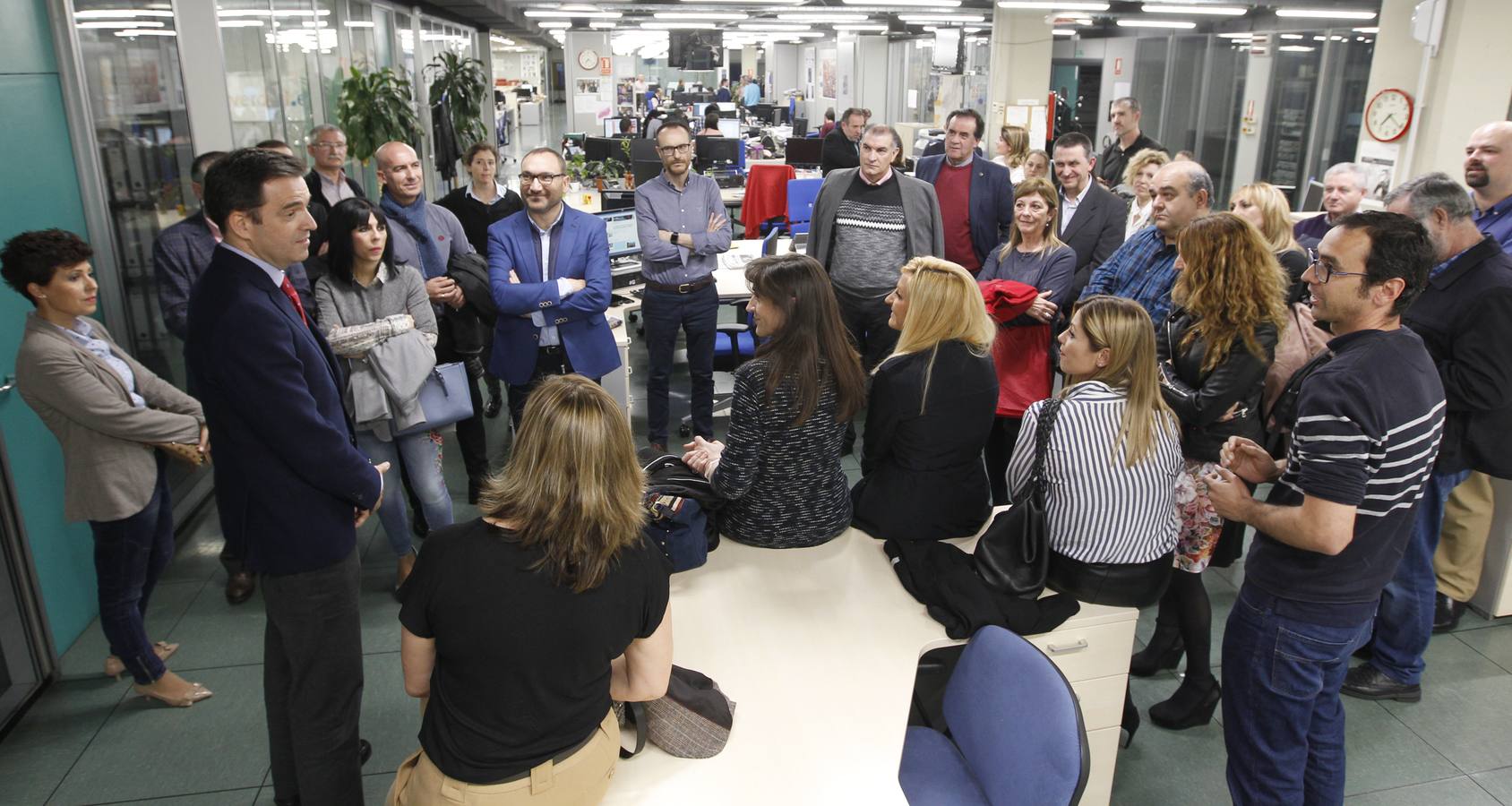 La novena edición del concurso, presentada ayer por la consejera en ‘La Verdad’, amplía el plazo de inscripción hasta el 22 de marzo