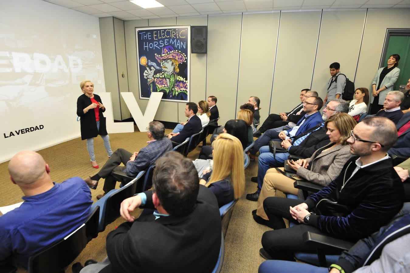 La novena edición del concurso, presentada ayer por la consejera en ‘La Verdad’, amplía el plazo de inscripción hasta el 22 de marzo