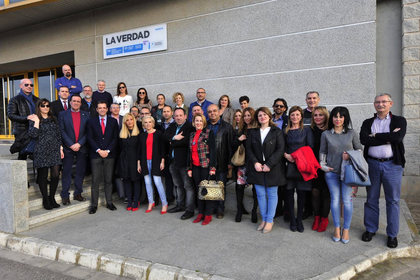 La novena edición del concurso, presentada ayer por la consejera en ‘La Verdad’, amplía el plazo de inscripción hasta el 22 de marzo