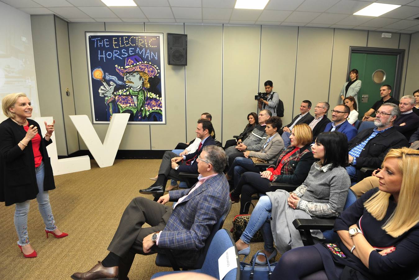 La novena edición del concurso, presentada ayer por la consejera en ‘La Verdad’, amplía el plazo de inscripción hasta el 22 de marzo