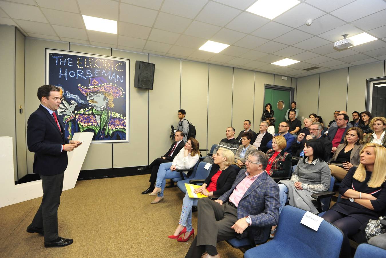 La novena edición del concurso, presentada ayer por la consejera en ‘La Verdad’, amplía el plazo de inscripción hasta el 22 de marzo