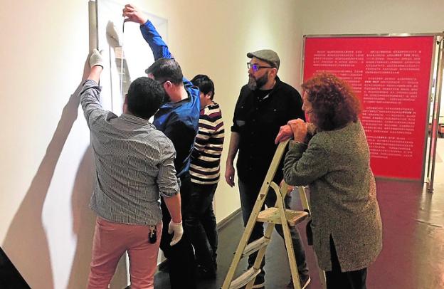 Un momento del montaje de la exposición en Pekín.