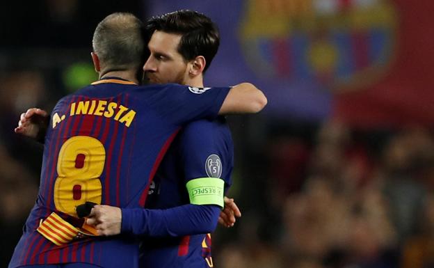 Iniesta abraza a Messi. 