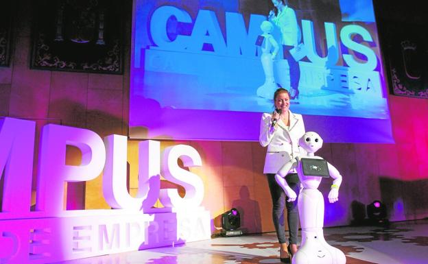 María Pina y el robot de la UPCT 'Pepper', ayer durante el Campus Cátedra de Empresa, en el antiguo Hospital de Marina.