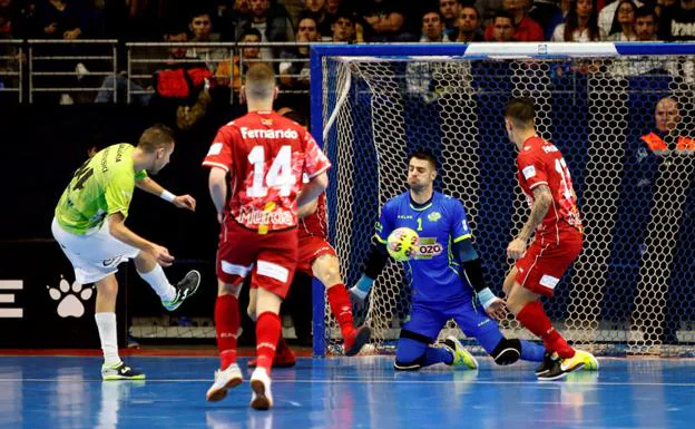 El pívot brasileño del Palma Futsal, Maico Juliano Fendrich, lanza a puerta ante la defensa de los jugadores de ElPozo Murcia. 