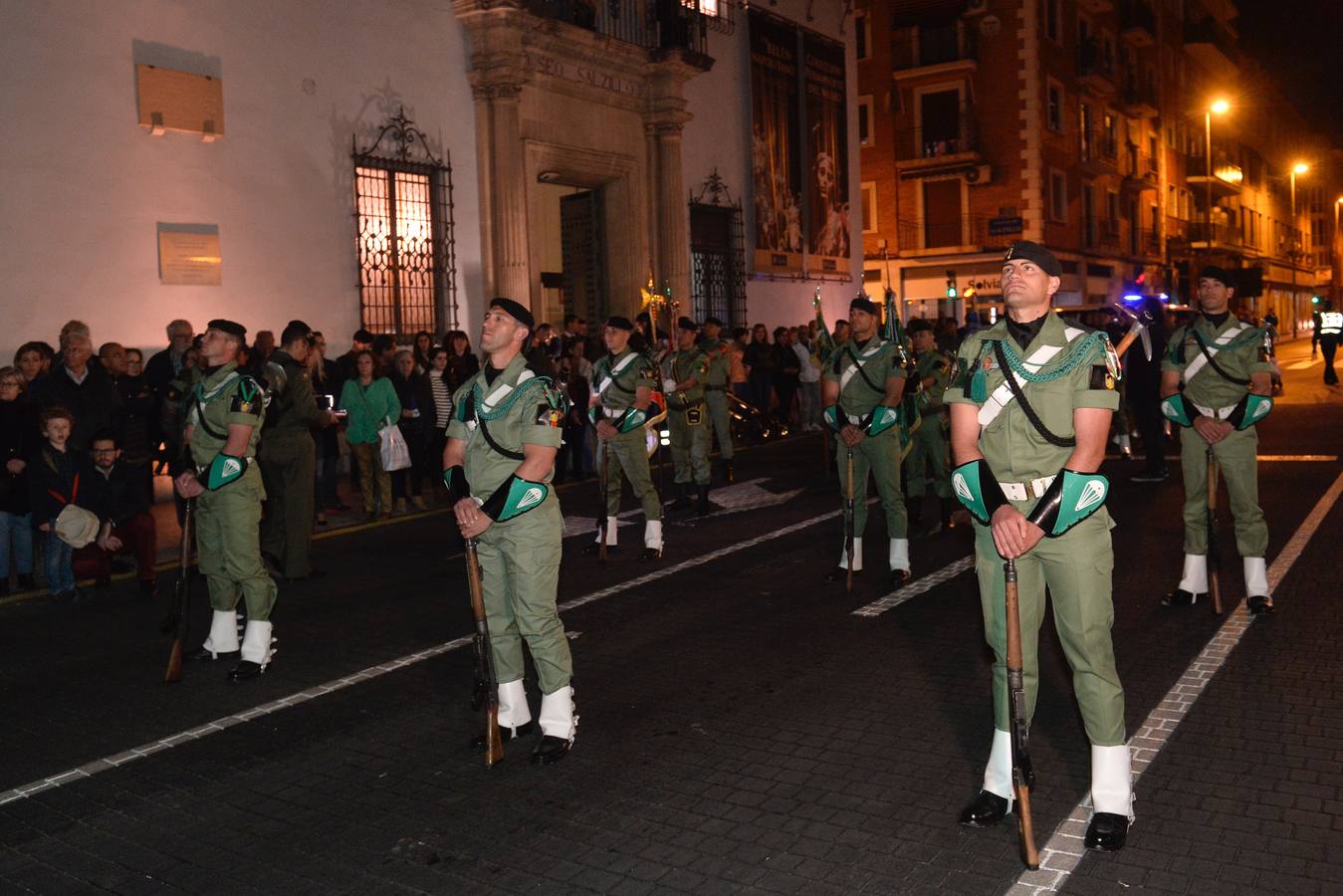 Una multitud de murcianos acompañó a la talla de Nuestro Padre Jesús durante el primer traslado de esta Semana Santa. 