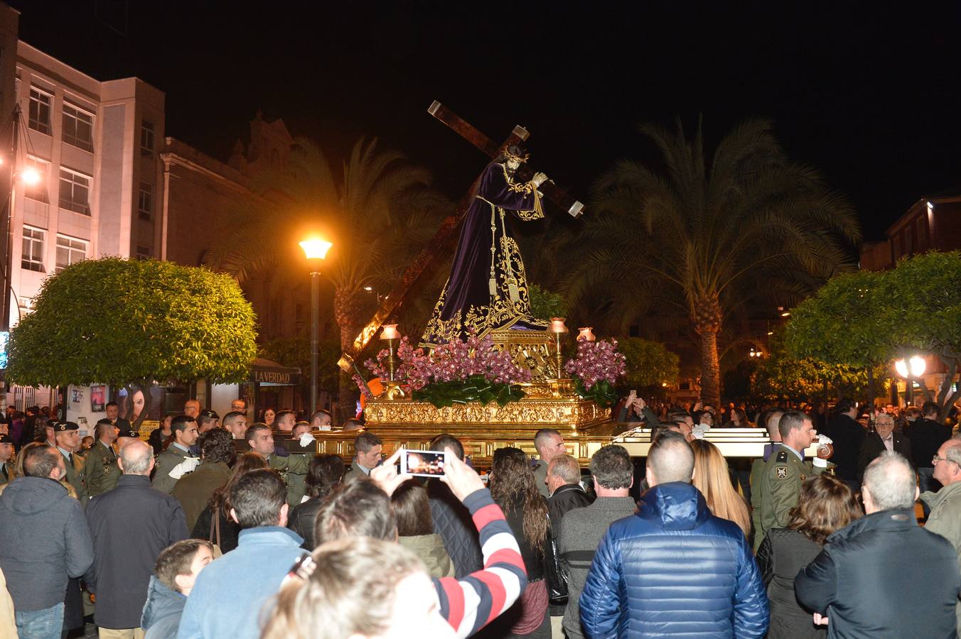 Una multitud de murcianos acompañó a la talla de Nuestro Padre Jesús durante el primer traslado de esta Semana Santa. 