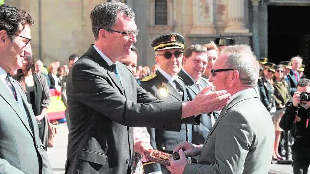 El alcalde saluda afectuosamente a Ángel Marín, que se ha jubilado como inspector jefe de la Policía Local. En el centro, su sucesor, el nuevo inspector jefe, José María Mainar Ene.