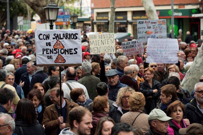 Madrid, Barcelona, Bilbao, San Sebastián, Vigo... protestan en las calles por el insuficiente alza del 0,25% y piden que estas ayudas se revaloricen en función del IPC