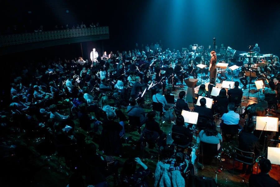 La plantilla habitual de la orquesta se duplica con cerca de un centenar de músicos, dirigidos por Virginia Martínez, para llevar a cabo un concierto especial