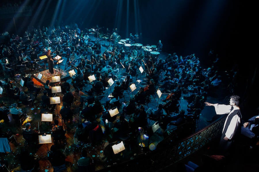 La plantilla habitual de la orquesta se duplica con cerca de un centenar de músicos, dirigidos por Virginia Martínez, para llevar a cabo un concierto especial