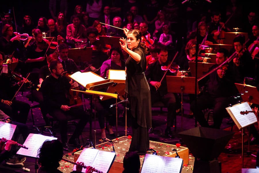 La plantilla habitual de la orquesta se duplica con cerca de un centenar de músicos, dirigidos por Virginia Martínez, para llevar a cabo un concierto especial