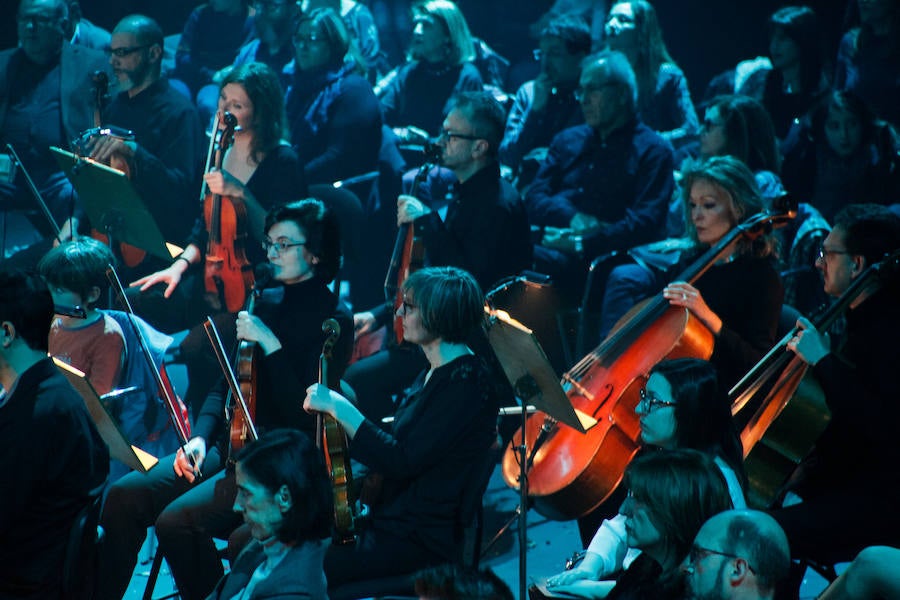La plantilla habitual de la orquesta se duplica con cerca de un centenar de músicos, dirigidos por Virginia Martínez, para llevar a cabo un concierto especial