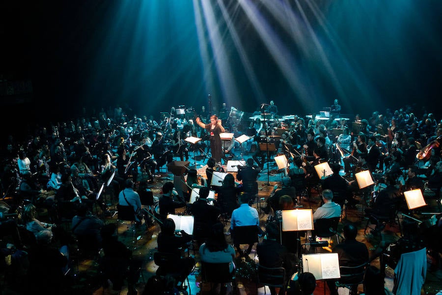 La plantilla habitual de la orquesta se duplica con cerca de un centenar de músicos, dirigidos por Virginia Martínez, para llevar a cabo un concierto especial