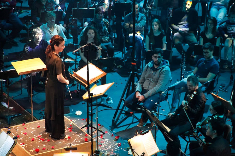 La plantilla habitual de la orquesta se duplica con cerca de un centenar de músicos, dirigidos por Virginia Martínez, para llevar a cabo un concierto especial