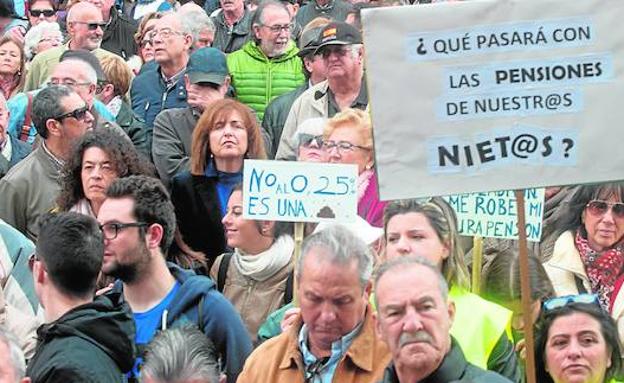 Manifestantes en la Plaza del Ayuntamiento de Cartagena, con carteles expresando su inquietud por el futuro de las pensiones, rechazando la subida prevista y denunciando engaños del Gobierno.