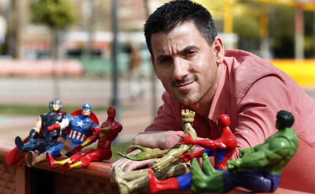 José Navarro, con algunos de los muñecos con los que suele jugar su único hijo, que vive en Cádiz. 