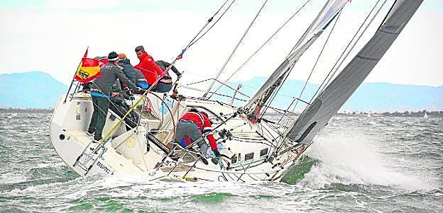 El 'Enewtec', muy escorado por estribor, rompe las olas. 