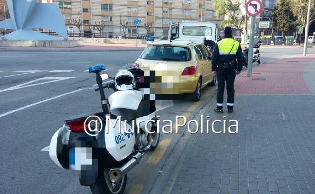 Momento de una de las detenciones a la altura del Hotel Nelva.