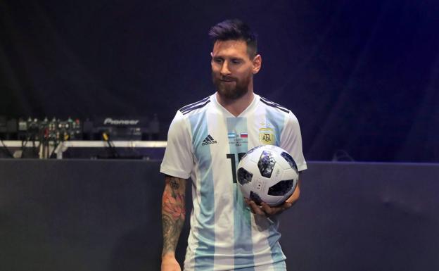 Leo Messi, con la camiseta de Argentina y el balón del Mundial de Rusia. 