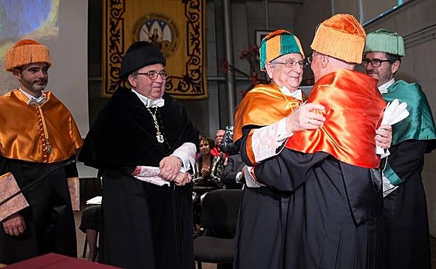 Tomás Fuertes junto a José Orihuela y el profesor y padrino, Juan Monreal, durante la investidura.