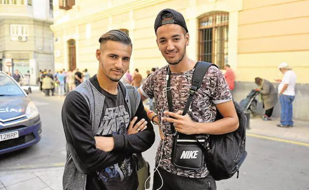 Ilyass e Idriss, dos jóvenes marroquíes, en Murcia.