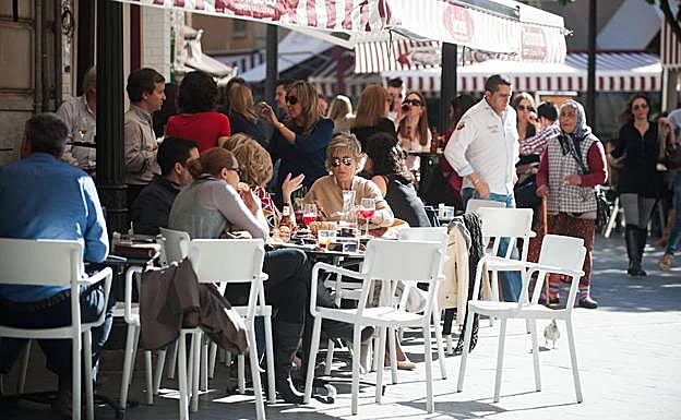 Una terraza repleta aprovechando las buenas temperaturas del invierno, en una foto de archivo. 
