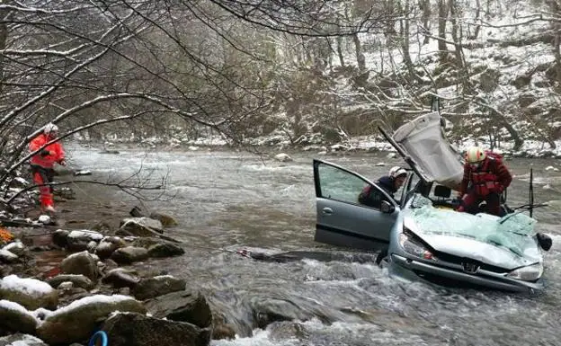 El vehículo caído al río.